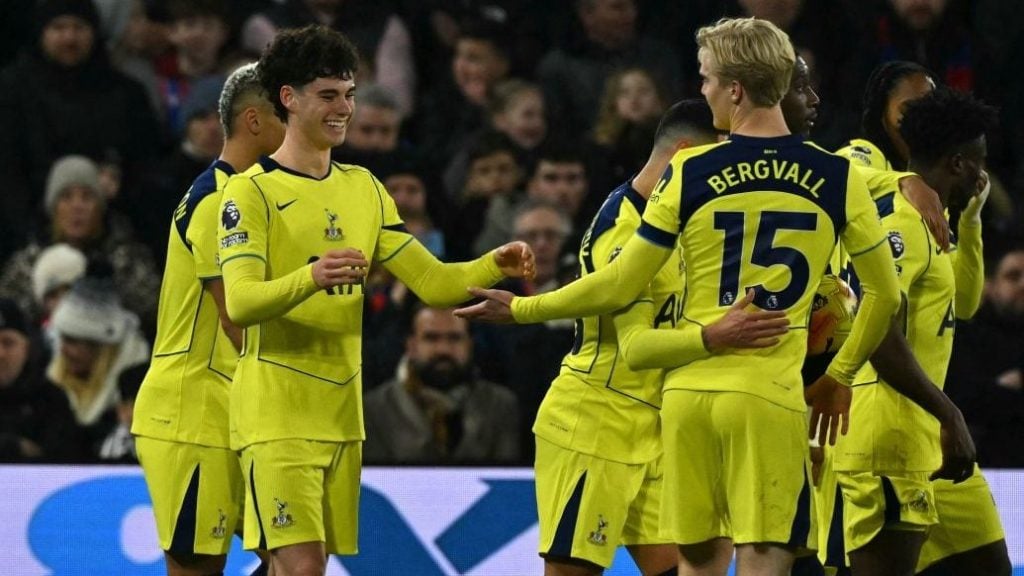 WTT香港总决赛选手城市照，王楚钦率先到达拍照地点