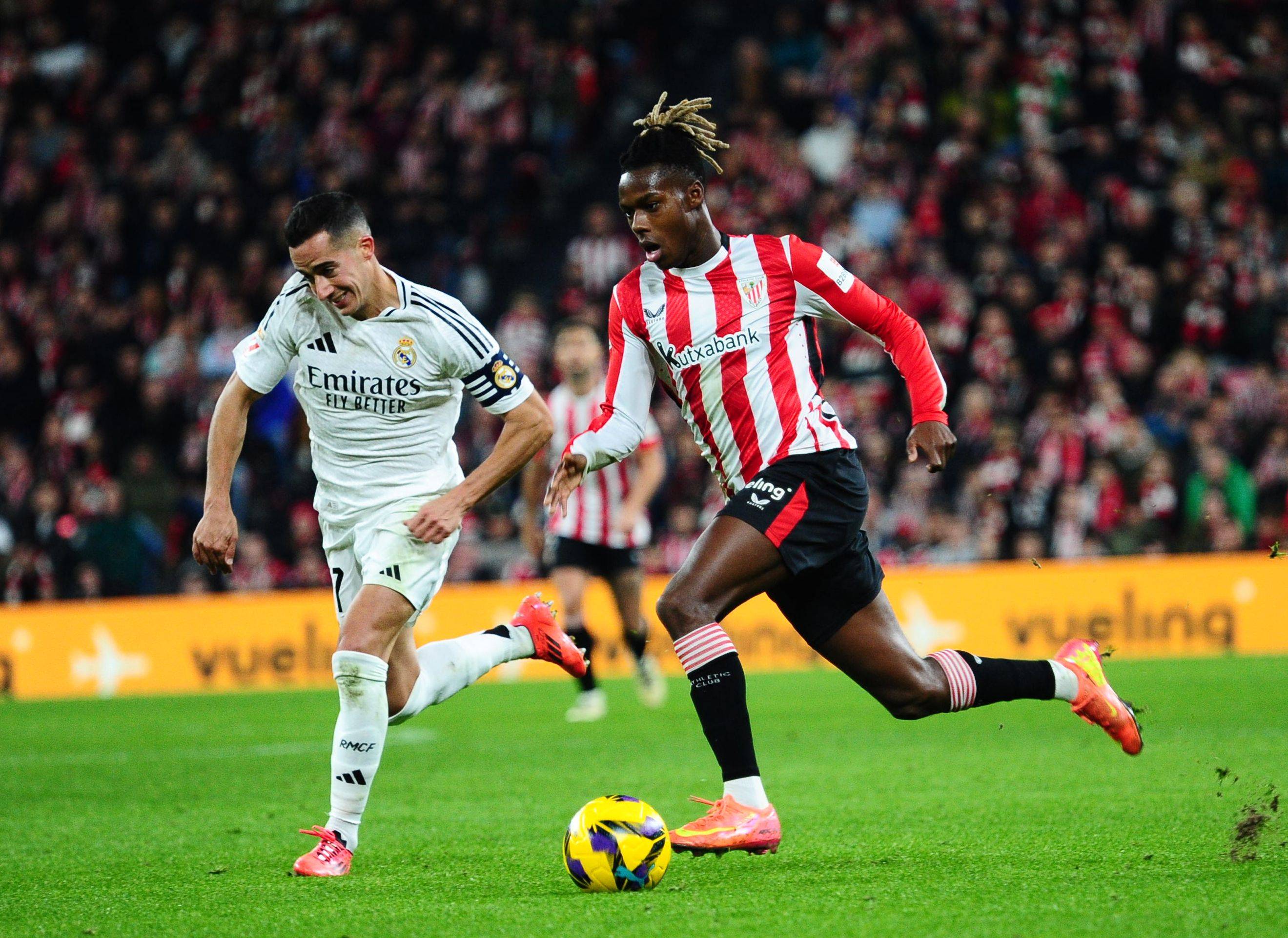 女生打高尔夫打中野鸭，鸭在湖中走，高尔夫从天上来