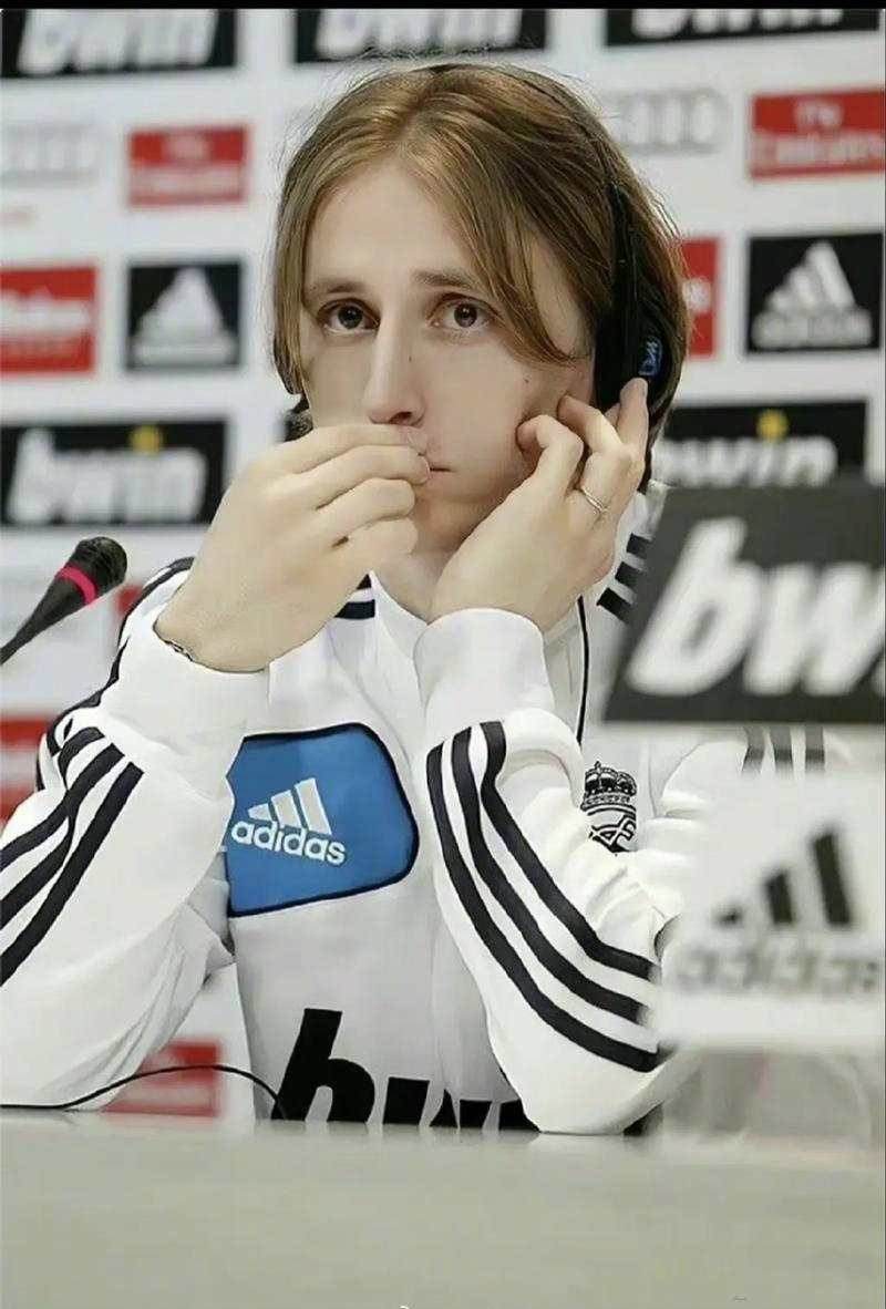 莱万：现在最好不要谈论亚马尔；合同的事我不着急