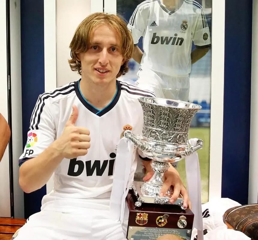 FM26逆天Bug，外场球员“闪现”至门前挡出对方主罚的点球