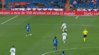 球员赛后把球衣送给癌症小球迷