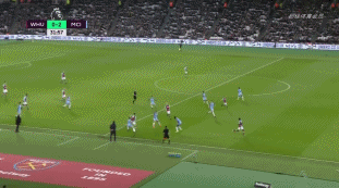 热刺抵达韩国受到热烈欢迎，有球迷在与麦迪逊合影时激动流泪